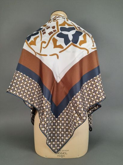 Lot including: 
- MASSIMO DUTTI.
Silk twill...