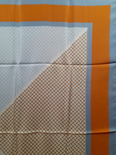 Lot including: 
- MASSIMO DUTTI.
Silk twill...