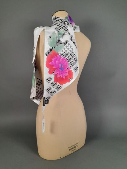 LEONARD.
Silk twill point scarf decorated...