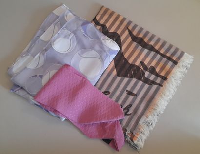 Lot including:
- COACH.
Fringed cotton square...