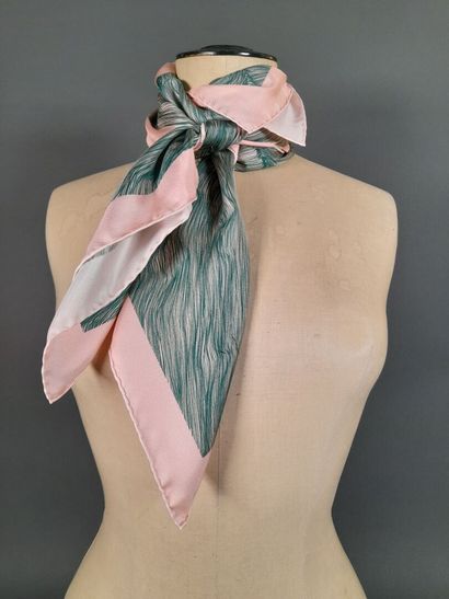 Lot including:
- ISAIA.
Cotton and linen...