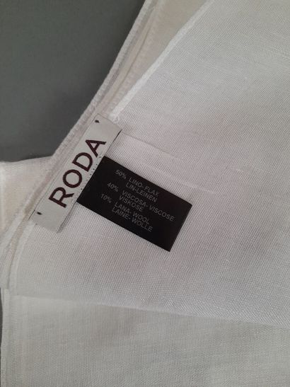 RODA.
Fringed scarf in linen, viscose and...