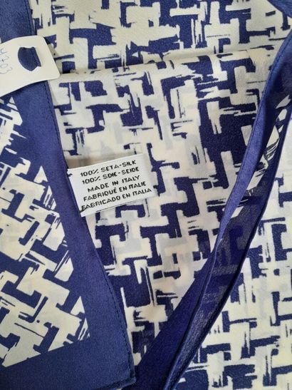 LONGCHAMP.
Silk scarf with geometric decoration...