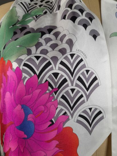 LEONARD.
Silk twill point scarf decorated...