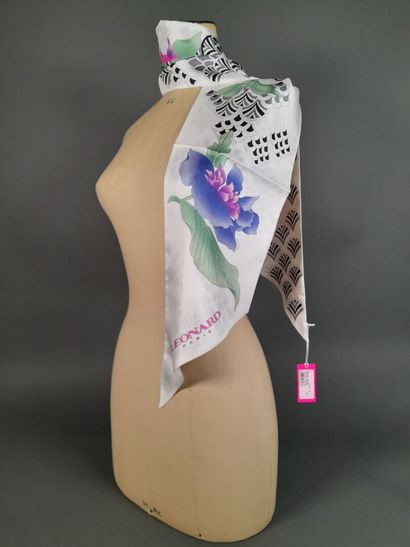 LEONARD.
Silk twill point scarf decorated...