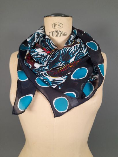 Lot including :
- Silk square with polychrome...