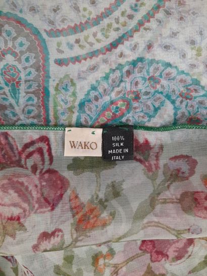 Lot including :
- Silk scarf with polychrome...