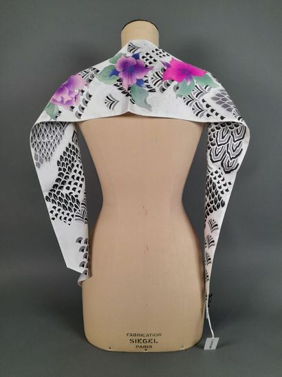 LEONARD.
Silk twill point scarf decorated...