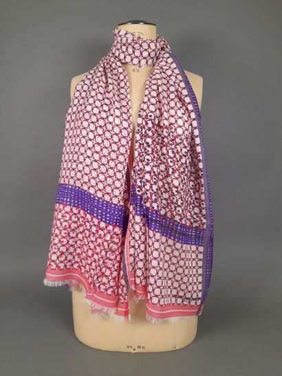 INES DE LA FRESSANGE, PARIS.
Fringed scarf...