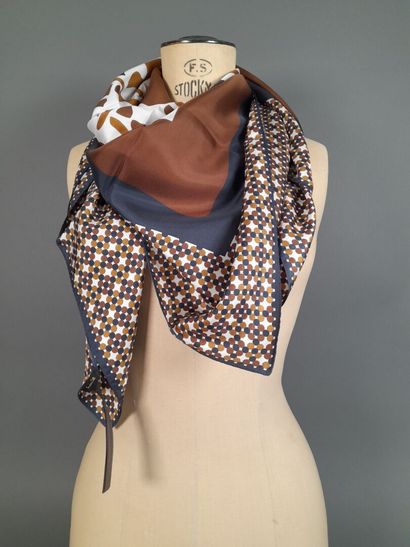 Lot including: 
- MASSIMO DUTTI.
Silk twill...