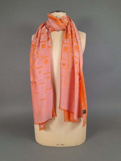Lot including: 
- MASSIMO DUTTI.
Silk twill...