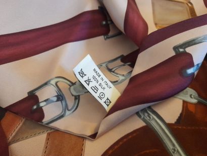 BALLY.
Lined scarf in silk twill decorated...