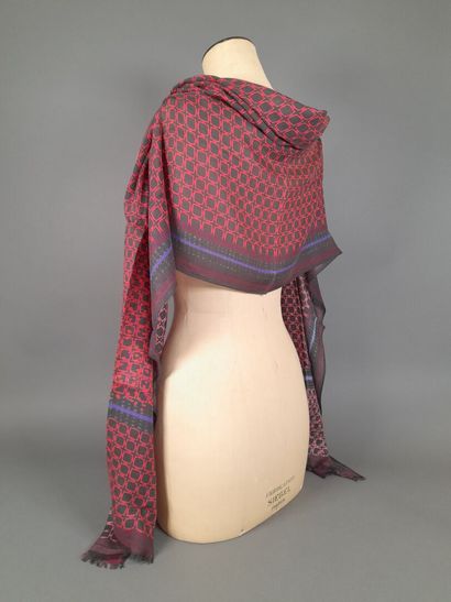INES DE LA FRESSANGE, PARIS.
Fringed scarf...