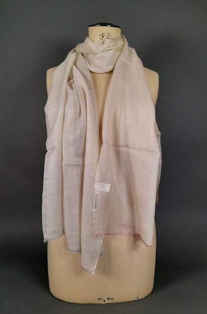 INES DE LA FRESSANGE, PARIS.
Fringed cashmere...
