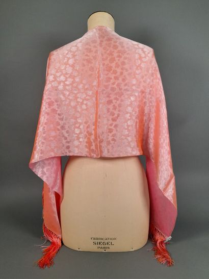 EMANUEL UNGARO.
Fringed scarf in shaped pink...