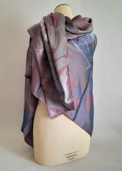 Lot including:
- Silk and cotton stole decorated...