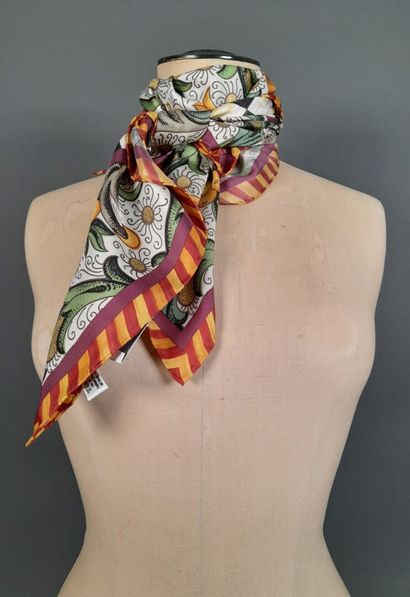 MACKENZIE CHILDS.
Silk twill square decorated...