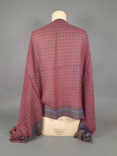 INES DE LA FRESSANGE, PARIS.
Fringed scarf...