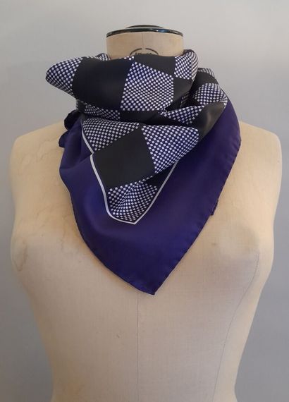 Lot including : 
- Silk square with checkerboard...
