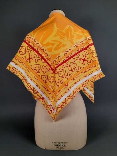 Lot including: 
- UTERQUE.
Cotton and silk...