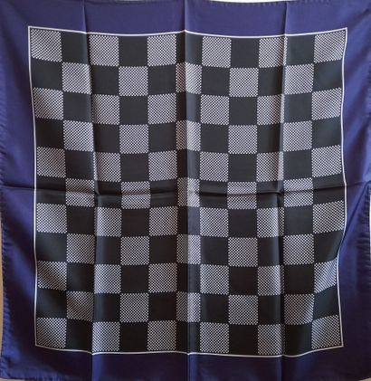 Lot including : 
- Silk square with checkerboard...