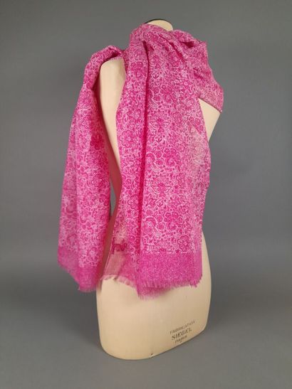 Lot including:
- ISAIA.
Cotton and linen...