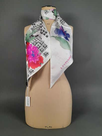 LEONARD.
Silk twill point scarf decorated...