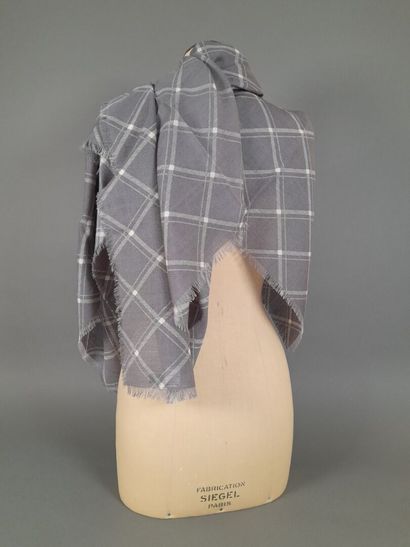ELEVENTY.
Fringed wool and silk stole decorated...