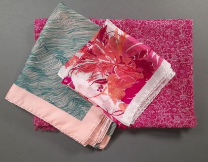 Lot including:
- ISAIA.
Cotton and linen...