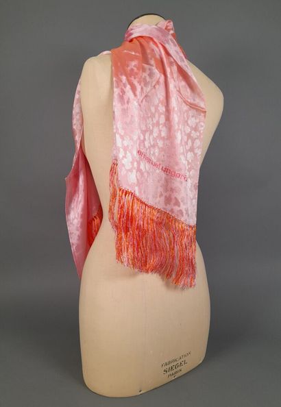 EMANUEL UNGARO.
Fringed scarf in shaped pink...
