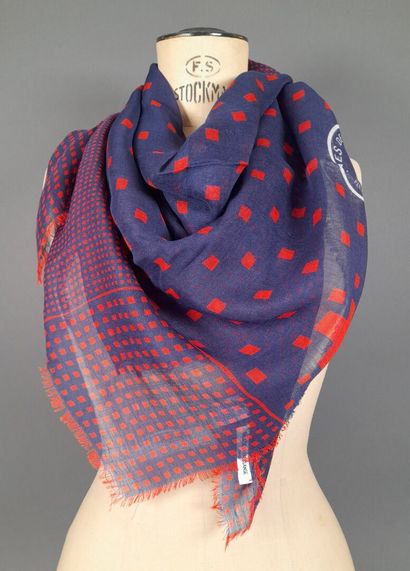 INES DE LA FRESSANGE, PARIS.
Fringed wool...