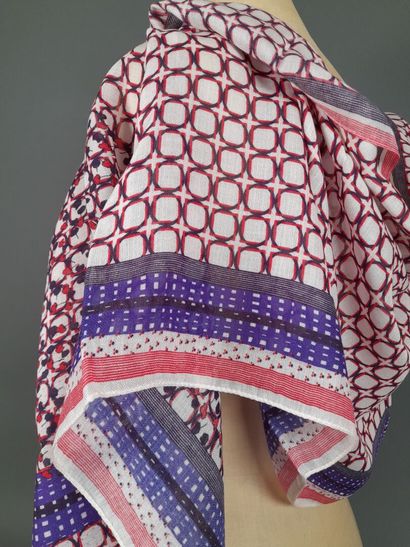 INES DE LA FRESSANGE, PARIS.
Fringed scarf...