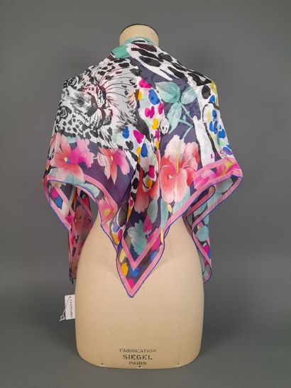 LEONARD.
Silk chiffon square decorated with...