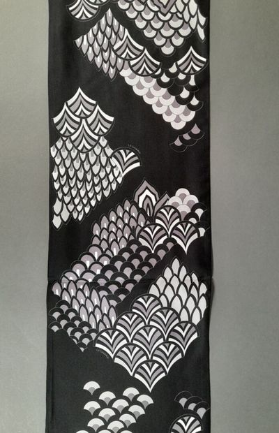 LEONARD.
Silk twill point scarf decorated...