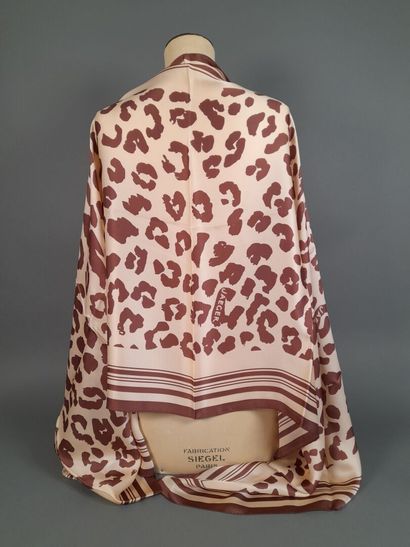 Lot including: 
- MASSIMO DUTTI.
Silk twill...