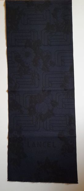 LANCEL, PARIS.
Fringed wool scarf decorated...