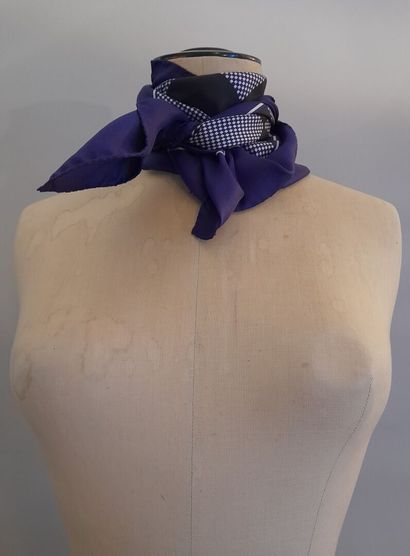Lot including : 
- Silk square with checkerboard...