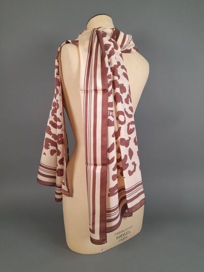 Lot including: 
- MASSIMO DUTTI.
Silk twill...