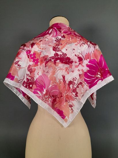 Lot including:
- ISAIA.
Cotton and linen...