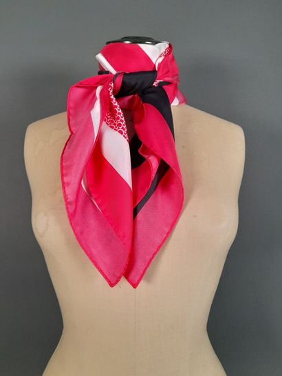 Lot including :
- Silk square decorated with...