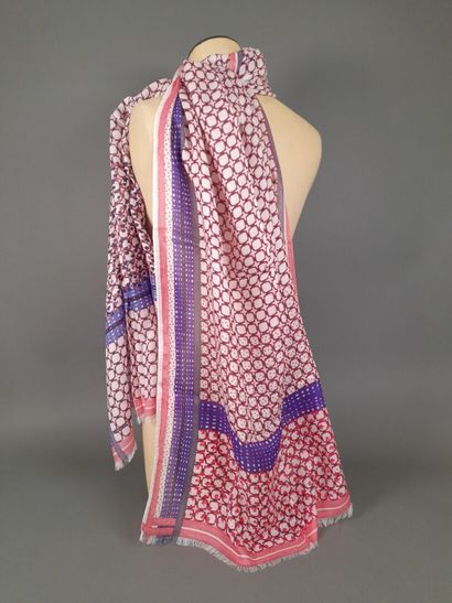 INES DE LA FRESSANGE, PARIS.
Fringed scarf...