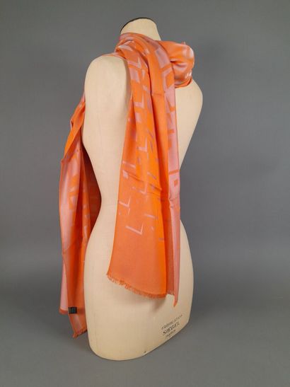 Lot including: 
- MASSIMO DUTTI.
Silk twill...