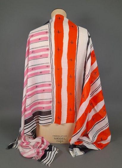 INES DE LA FRESSANGE, PARIS.
Fringed wool,...