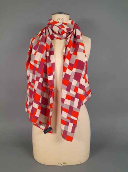 Lot including :
- Silk square decorated with...