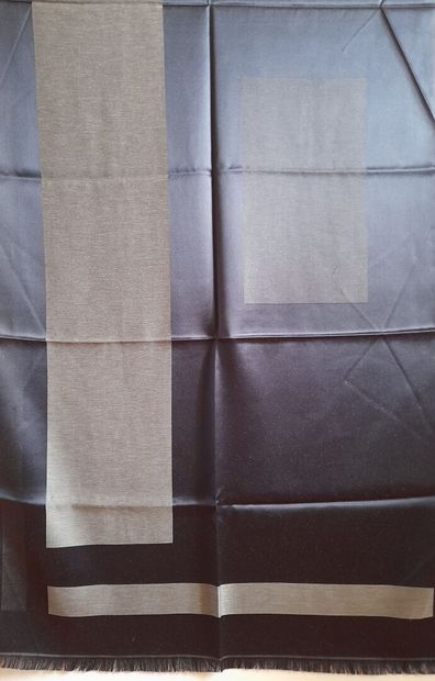 ALAIN FIGARET.
Fringed viscose and silk scarf...