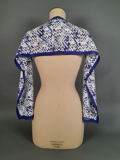 LONGCHAMP.
Silk scarf with geometric decoration...
