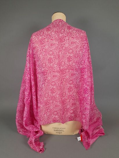 Lot including:
- ISAIA.
Cotton and linen...
