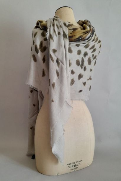Lot including:
- Silk and cotton stole decorated...