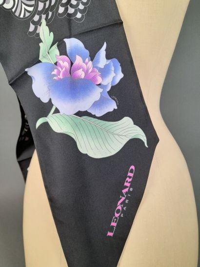LEONARD.
Silk twill point scarf decorated...