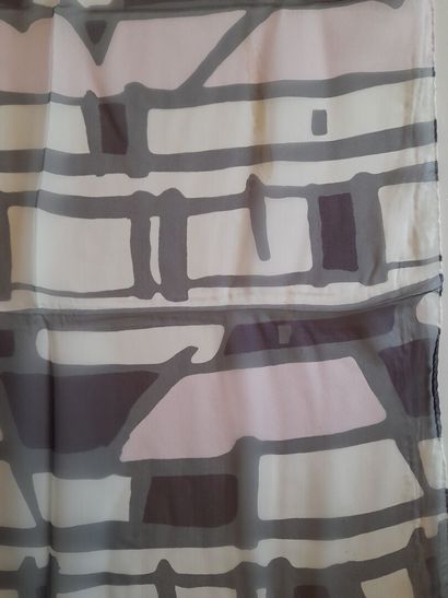 Lot including : 
- Silk square with checkerboard...